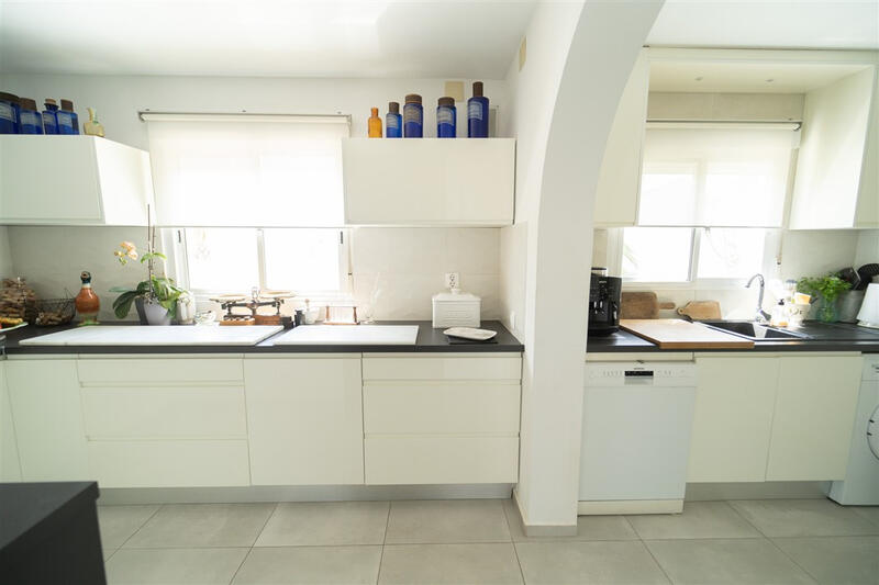 4 спальная комната вилла продается