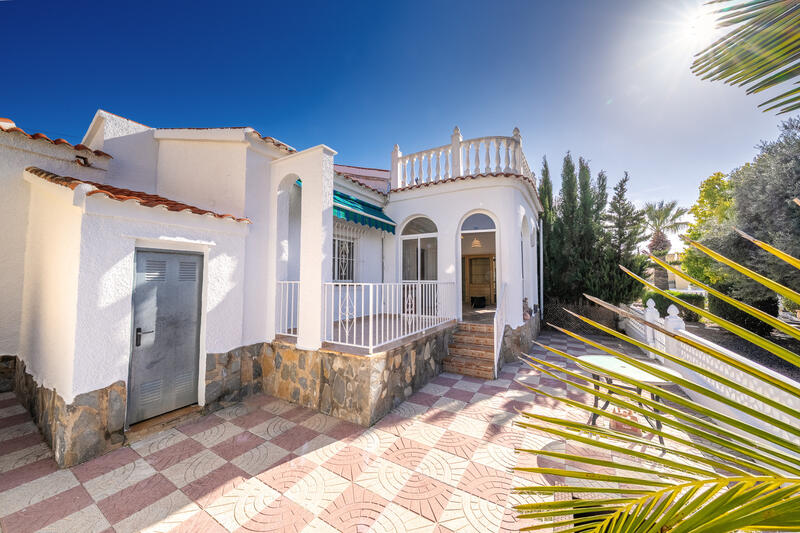 вилла продается в La Marina, Alicante