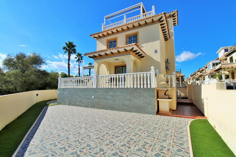 Villa Te koop in Playa Flamenca, Alicante