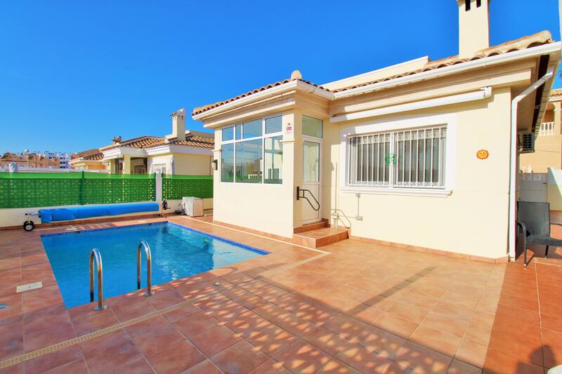 Villa till salu i Villamartin, Alicante