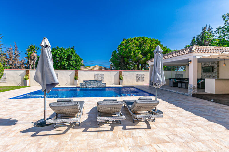 6 спальная комната вилла продается