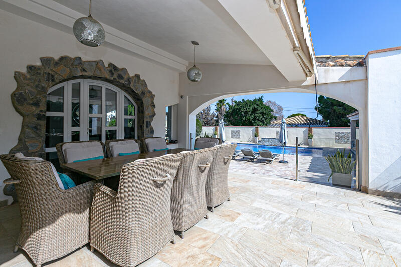 6 спальная комната вилла продается