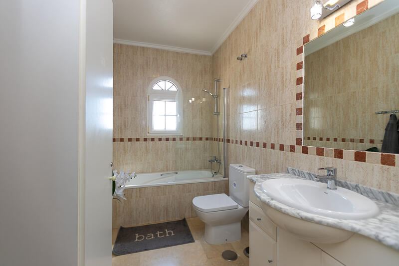 2 slaapkamer Gezinswoning Te koop 2 slaapkamer Gezinswoning Te koop