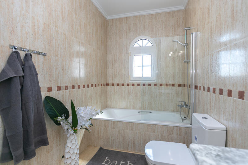 2 slaapkamer Gezinswoning Te koop 2 slaapkamer Gezinswoning Te koop