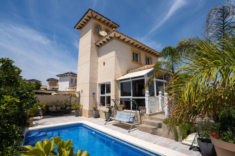 Villa à vendre dans La Zenia, Alicante