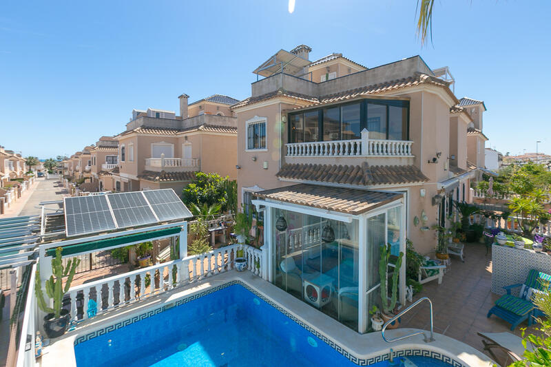 Villa til salgs i La Zenia, Alicante
