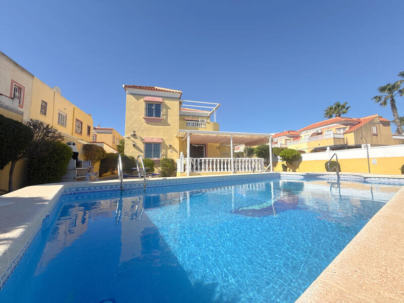 Villa en venta en Cabo Roig, Alicante