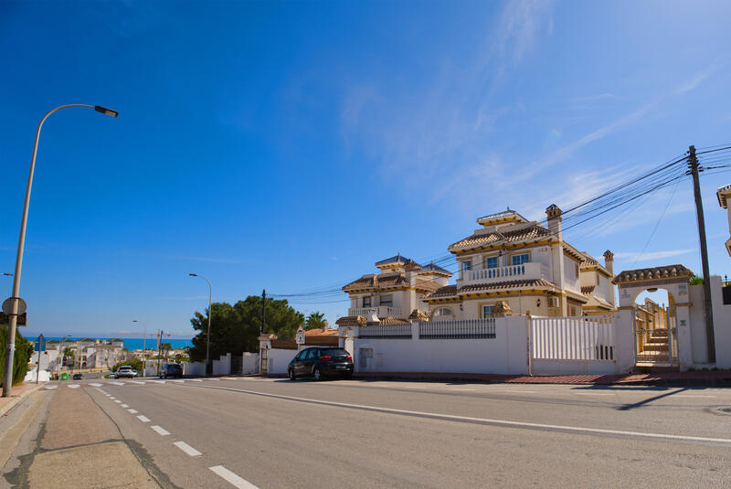 Villa Te koop in Torrevieja, Alicante
