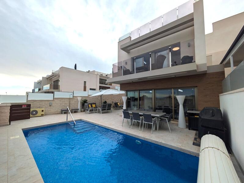 Villa for sale in Villamartin, Alicante