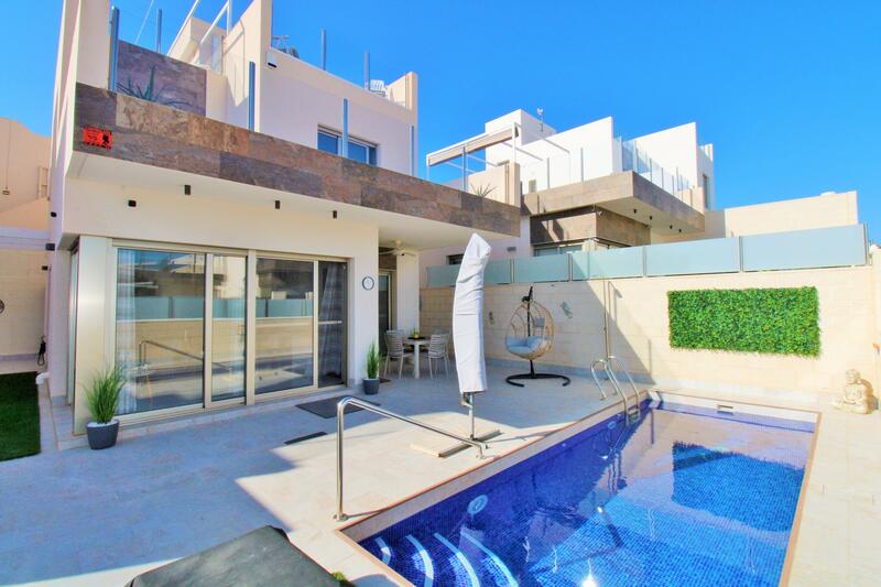 Villa en venta en Villamartin, Alicante