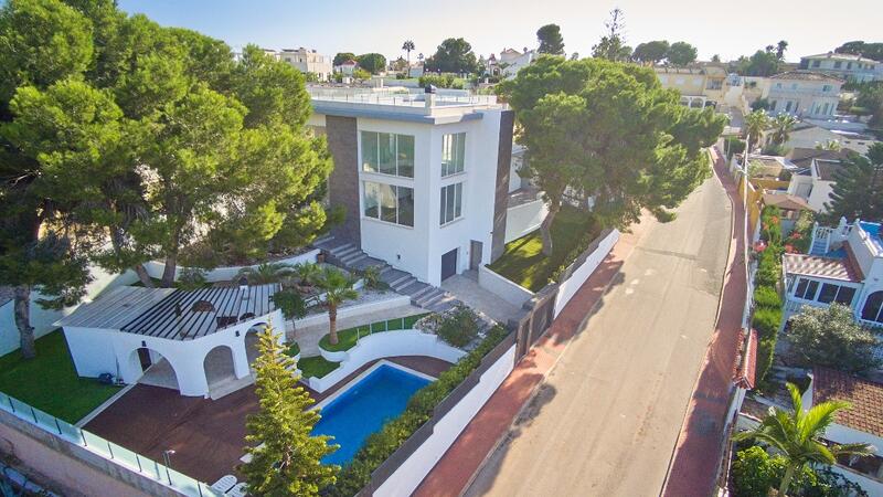 вилла продается в Los Balcones, Alicante