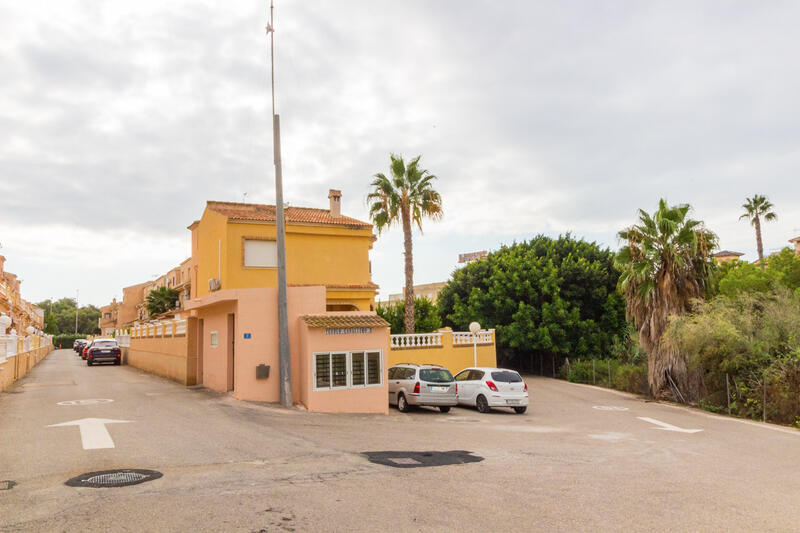 3 slaapkamer Gezinswoning Te koop in Playa Flamenca, Alicante
