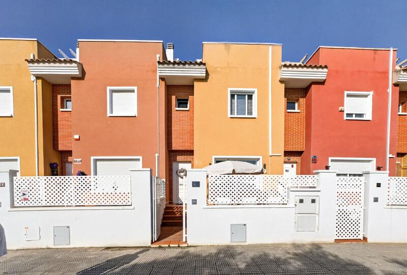 4 bedroom Townhouse for sale