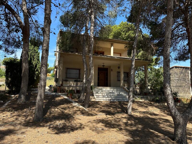 8 bedroom Villa for sale