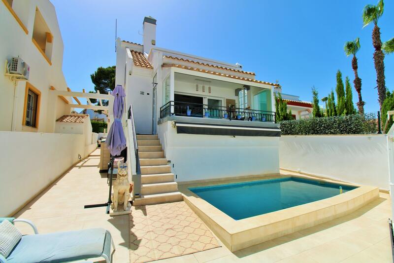 Villa til salg i Villamartin, Alicante