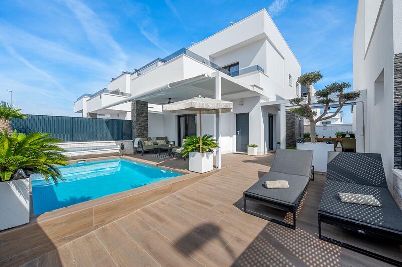 Villa Te koop in Vistabella, Alicante