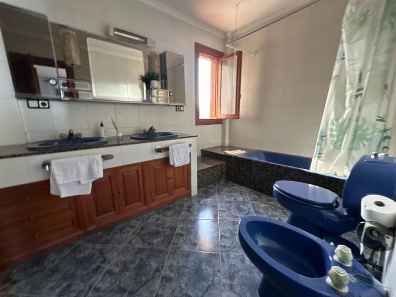 5 bedroom Country House for sale