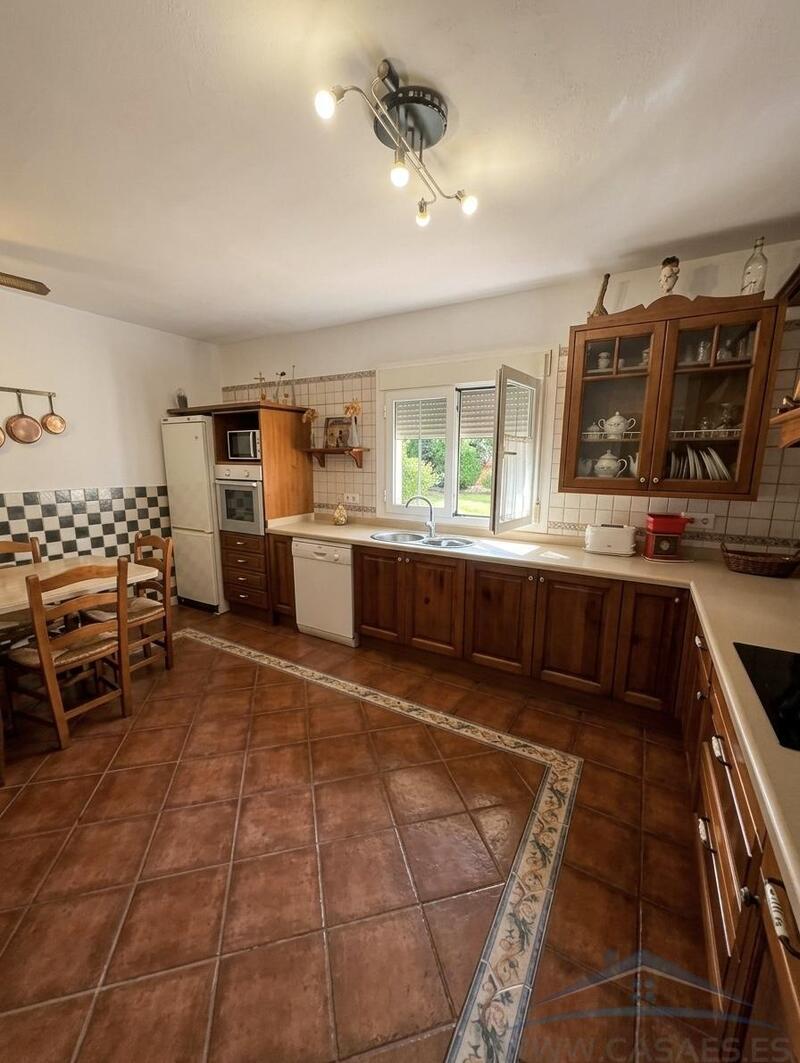 4 bedroom Townhouse for sale