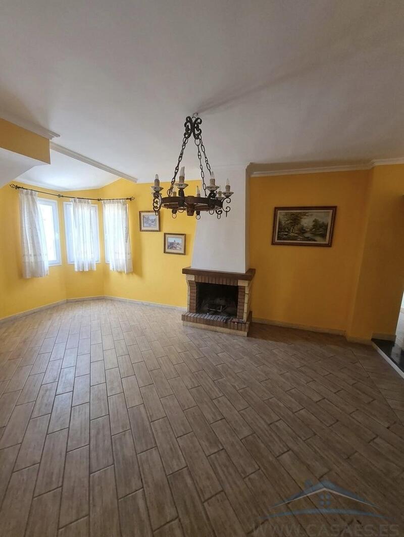 4 bedroom Townhouse for sale