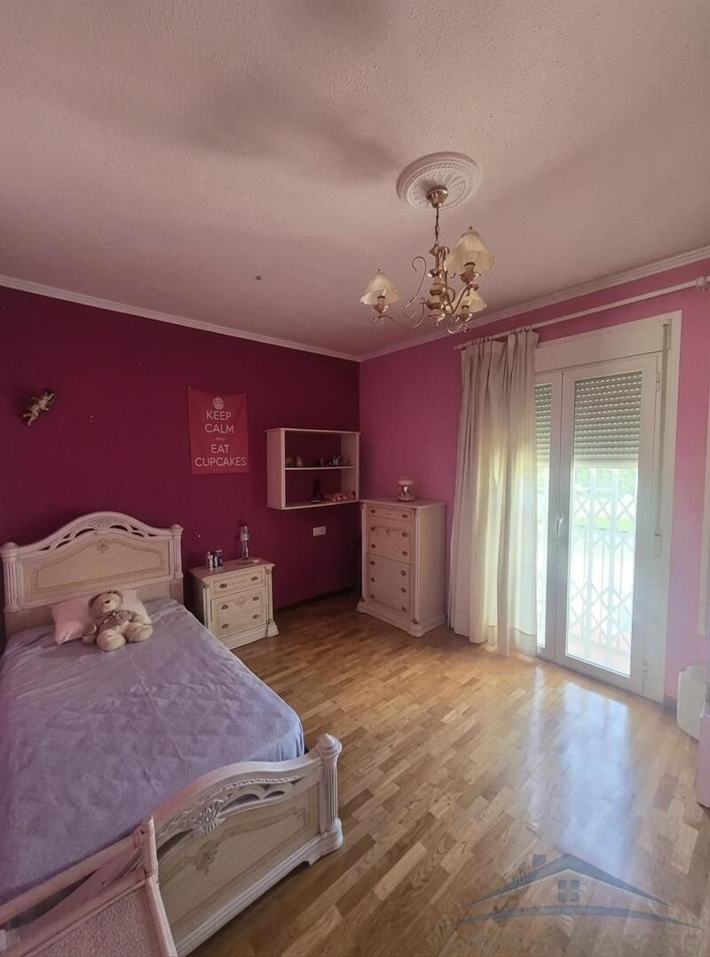 4 bedroom Townhouse for sale
