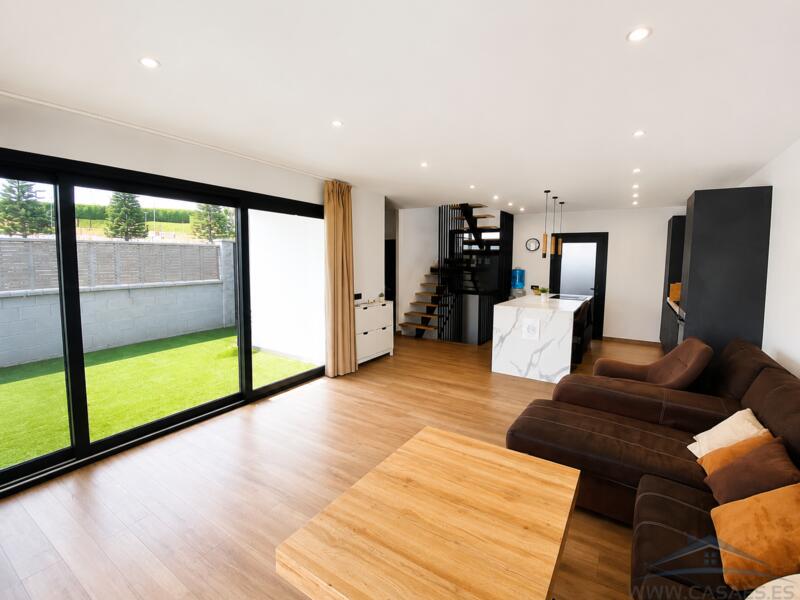 3 bedroom Country House for sale 3 bedroom Country House for sale