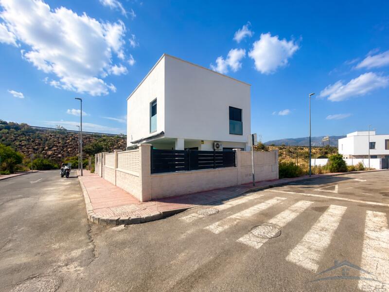 3 bedroom Country House for sale 3 bedroom Country House for sale