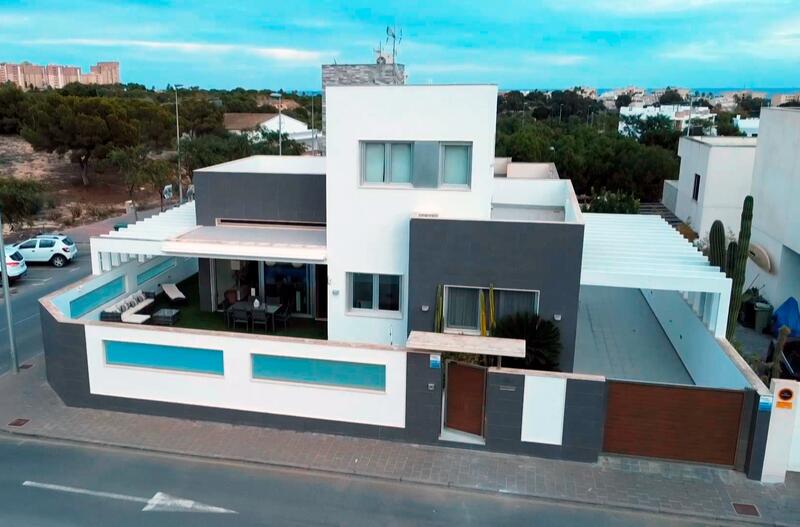 Villa for sale in Mil Palmeras, Alicante