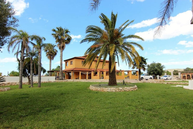 Villa en venta en Pedreguer, Alicante