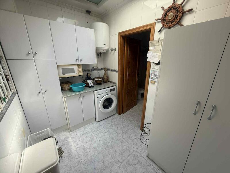 4 спальная комната городская тюрьма продается