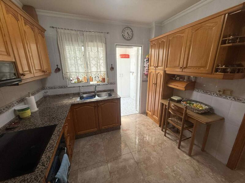 4 спальная комната городская тюрьма продается