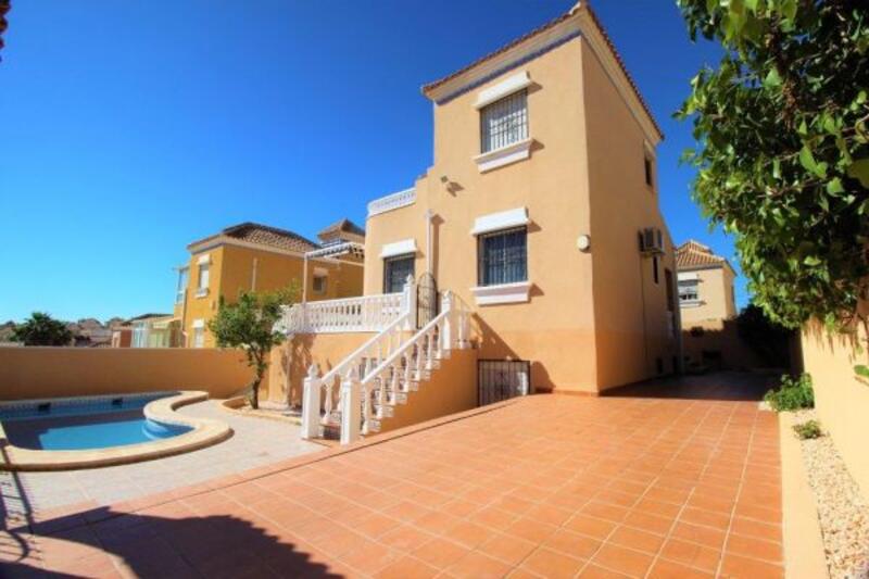 Villa til salg i Villamartin, Alicante