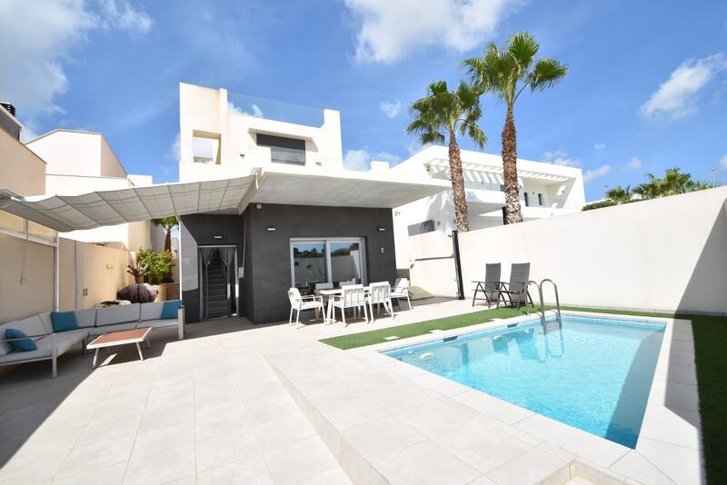 Villa en venta en Benijófar, Alicante