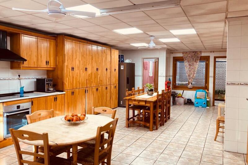 6 bedroom Townhouse for sale