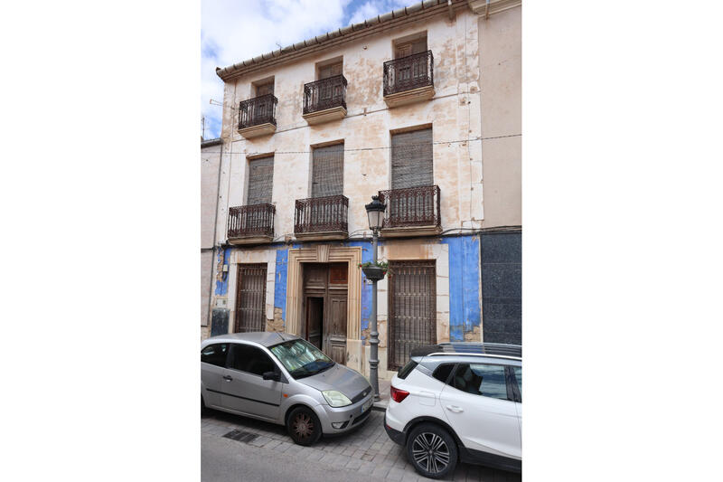 6 bedroom Apartment for sale