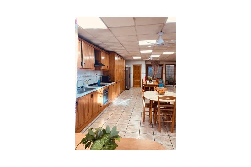 6 bedroom Townhouse for sale