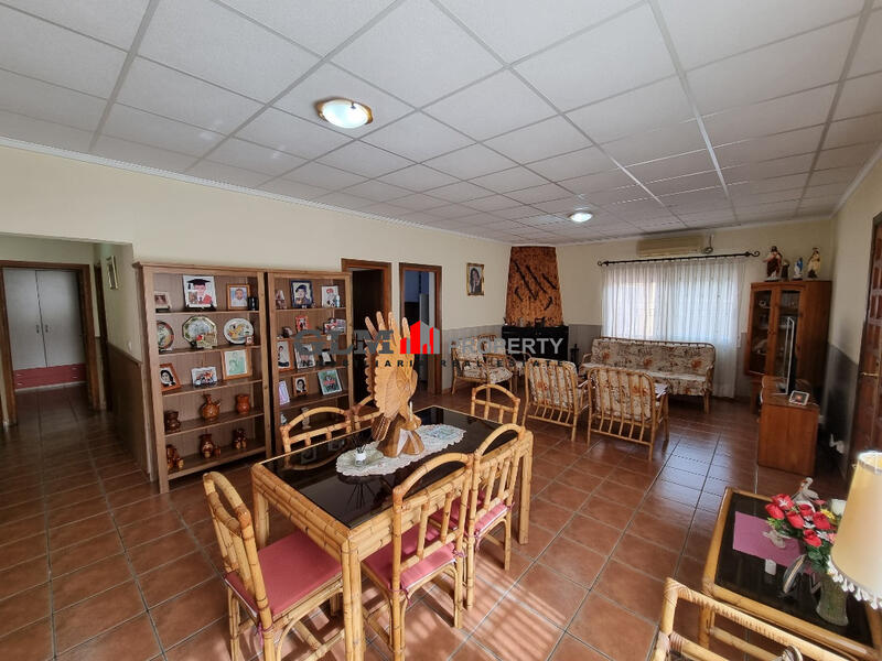 4 bedroom Apartment for sale