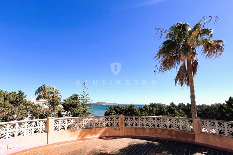 Villa til salg i Cala Portinax, Ibiza