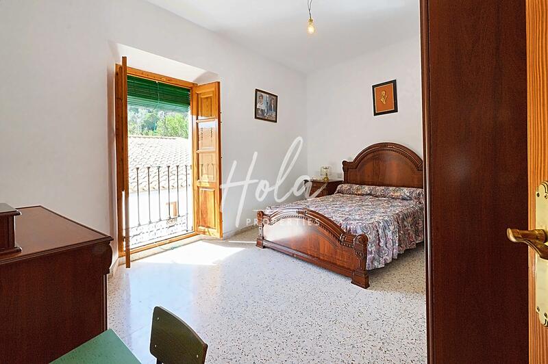 5 bedroom Townhouse for sale