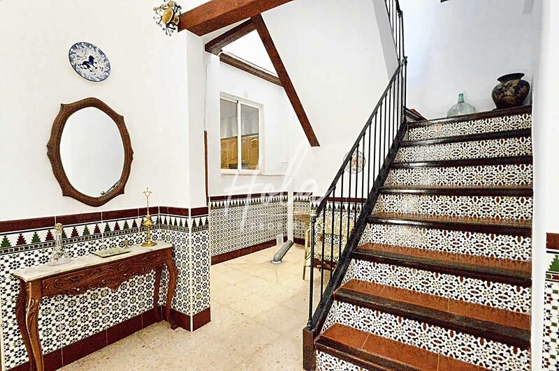5 bedroom Townhouse for sale