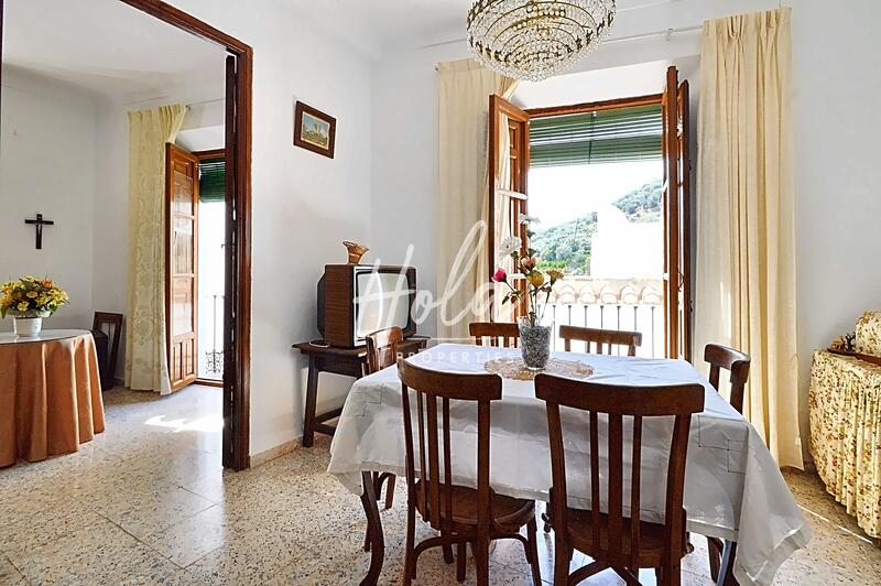 5 bedroom Townhouse for sale