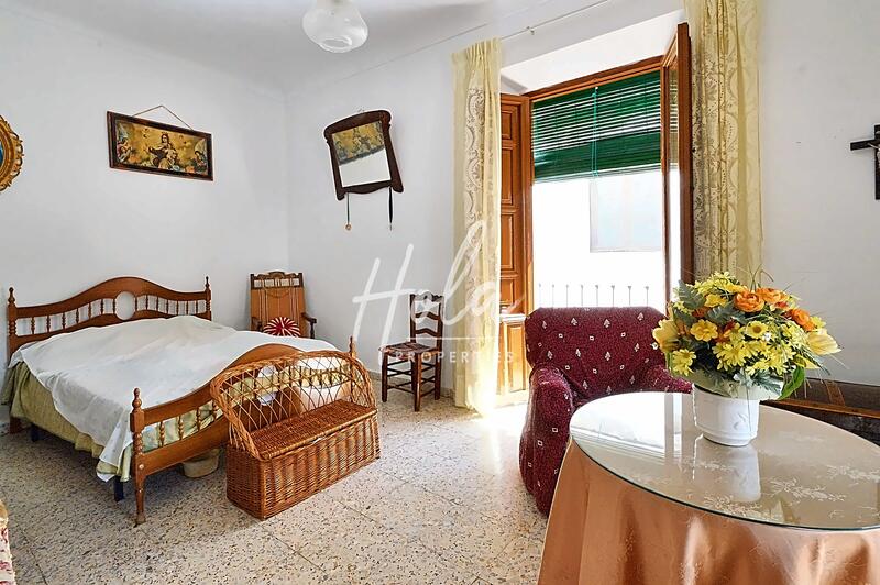 5 bedroom Townhouse for sale