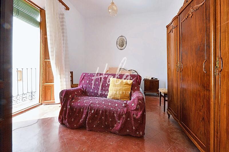 5 bedroom Townhouse for sale