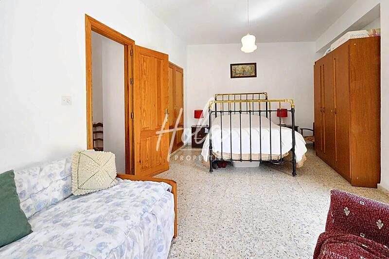 5 bedroom Townhouse for sale
