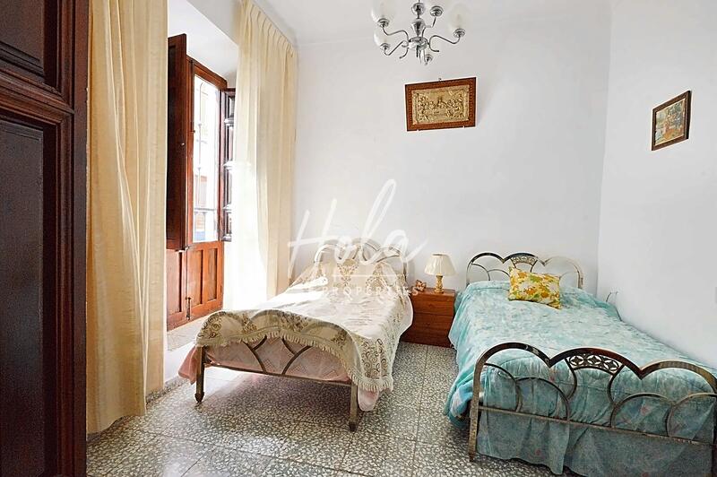 5 bedroom Townhouse for sale