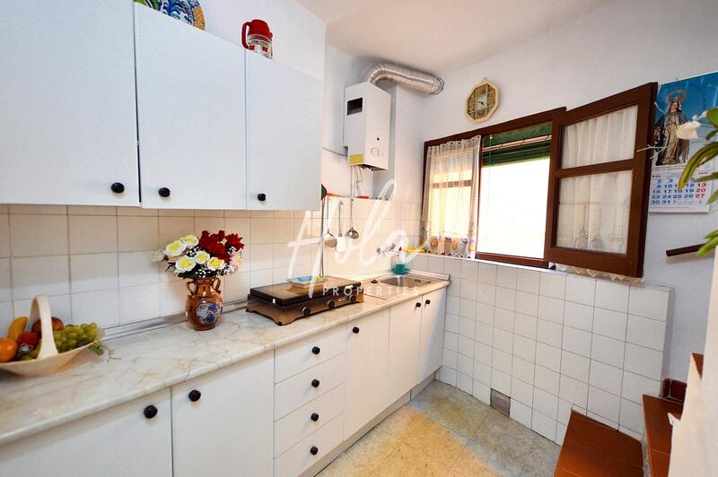5 bedroom Townhouse for sale