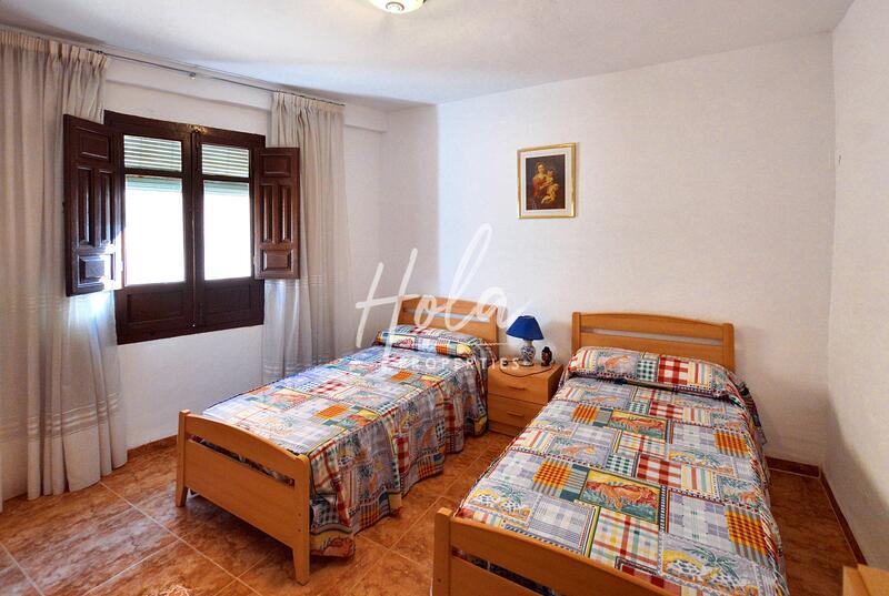 5 bedroom Townhouse for sale