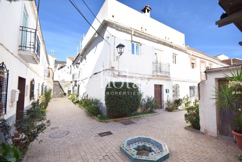 5 bedroom Townhouse for sale