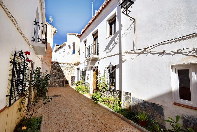 5 bedroom Townhouse for sale