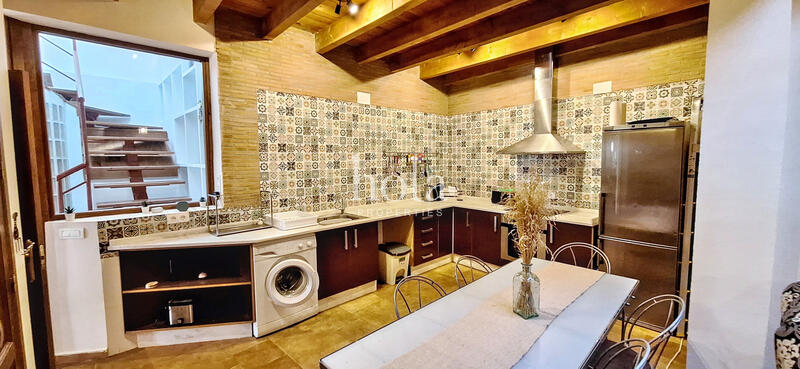 4 bedroom Townhouse for sale