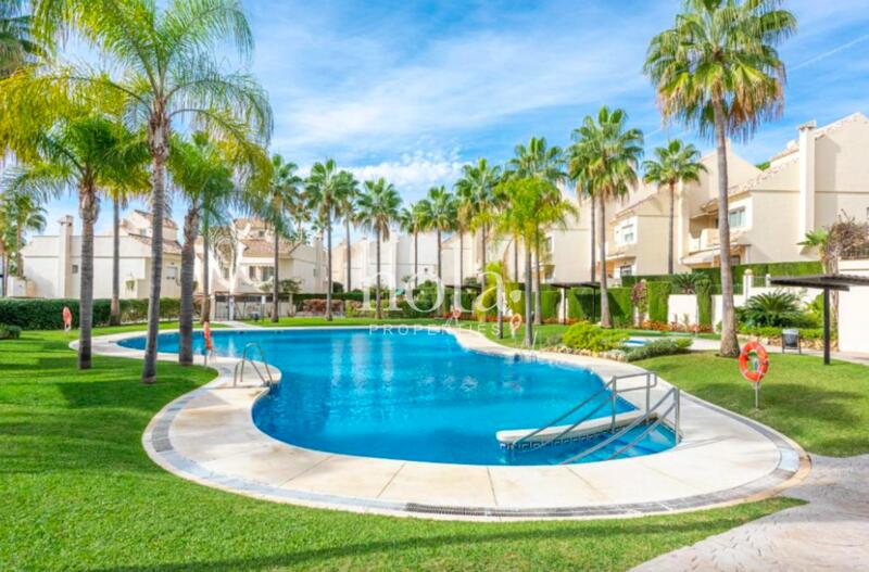 Rekkehus til salgs i Marbella, Córdoba